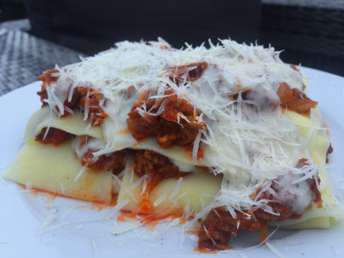 Öppen lasagne med köttfärssås och ostsås – GASTRONAUT